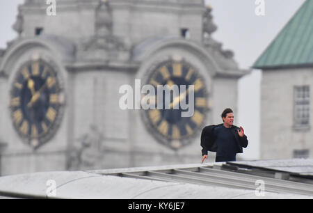 Tom Cruise verläuft entlang der Dachterrasse von Blackfriars Station in London, während der Dreharbeiten für die neue Mission Impossible 6 Film. Stockfoto