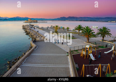 Schönen Hafen von Nafplio Stadt in Griechenland mit kleinen Booten, Palmen und Burg Bourtzi auf dem Wasser. Stockfoto