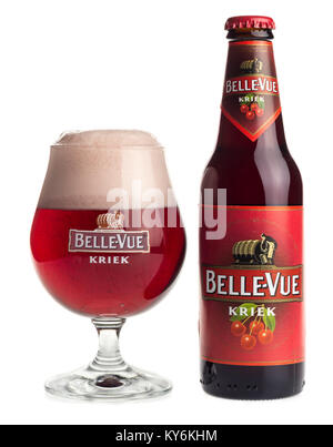 Flasche und Glas der Belgischen Bellevue Kriek Obst Bier auf weißem Hintergrund Stockfoto