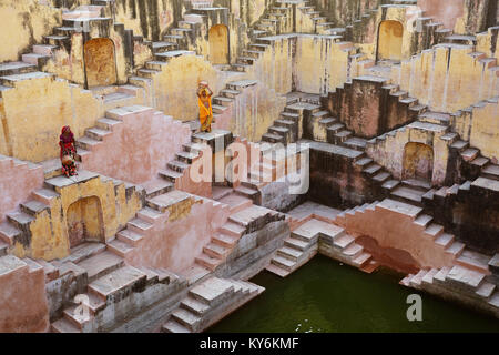 Zwei lokale Frauen in traditioneller Kleidung Wandern am stepwell Panna Meena Ka Kund, Jaipur, Rajasthan, Indien. Stockfoto