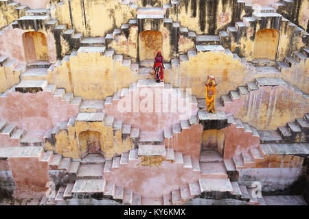 Zwei lokale Frauen in traditioneller Kleidung Wandern am stepwell Panna Meena Ka Kund, Jaipur, Rajasthan, Indien. Stockfoto