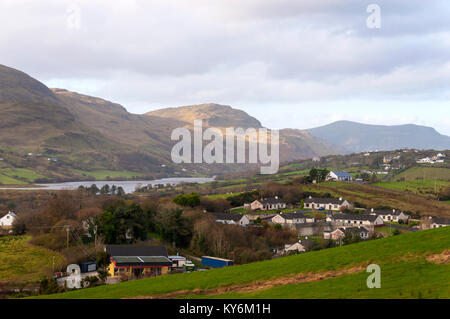 Dorf von Ardara, County Donegal, Irland. Häuser und Wohnungen und Hügel außerhalb der Stadt Stockfoto