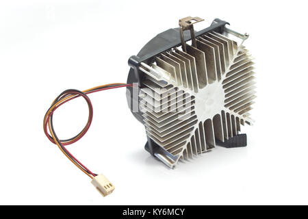 Cpu-Kühler mit Kühlkörper auf weißem Hintergrund Stockfoto
