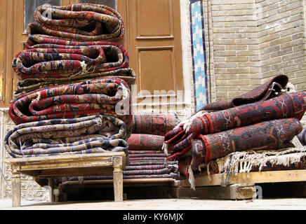 Persische Teppiche auf dem Stall in Basar in Kashan, Iran Stockfoto