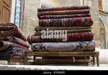 Persische Teppiche auf dem Stall in Basar in Kashan, Iran Stockfoto