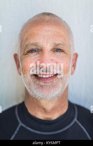 SAN ANDRES ISLAND, Kolumbien ca. März 2017. Fröhlich lächelnd Freediverin Portrait nach 7 Tage Tauchen und Waschbär Sonnenbrand Drucken. Stockfoto