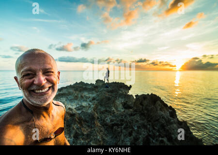 SAN ANDRES ISLAND, Kolumbien ca. März 2017. Fotografen dokumentieren einen schönen Sonnenuntergang in der Karibik Stockfoto