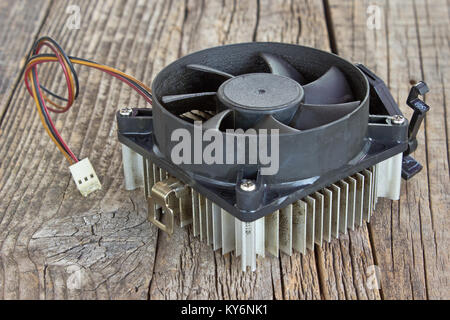 Cpu-Kühler mit Kühlkörper auf alten hölzernen Hintergrund Stockfoto
