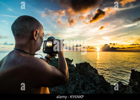 SAN ANDRES ISLAND, Kolumbien ca. März 2017. Fotografen dokumentieren einen schönen Sonnenuntergang in der Karibik Stockfoto