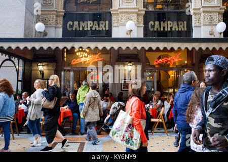 Restaurants in die Galerie Vittorio Emanuele Innenraum, Mailand, Italien. Die Galleria Vittorio Emanuele II ist eines der ältesten Shopping Malls der Welt, Mailand, Stockfoto