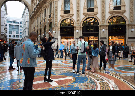 Die Galerie Vittorio Emanuele Innenraum, Mailand, Italien. Wappen des Hauses Savoyen dargestellt auf den Mosaikboden in der Galleria Vittorio Emanuele II. Stockfoto