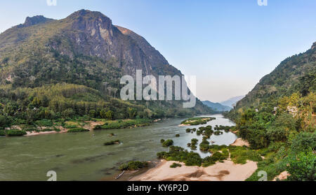 Riverside Schuß auf dem Nam Ou Fluss in Nong Khiaw, Laos Stockfoto