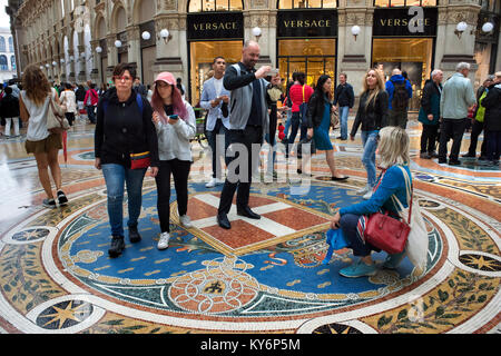 Die Galerie Vittorio Emanuele Innenraum, Mailand, Italien. Wappen des Hauses Savoyen dargestellt auf den Mosaikboden in der Galleria Vittorio Emanuele II. Stockfoto