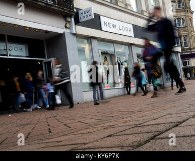 Neuen Store Front mit Menschen schauen vorbei gehen. Stockfoto