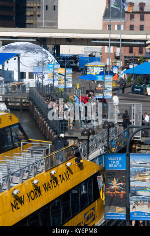 Wasser Taxi in New Yorks South Street Seaport. Lower Manhattan, New York City, USA. Wasser Taxi in New Yorks South Street Seaport. Die histor Stockfoto