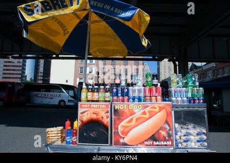 Brezel bagel Hot Dog knish und Shish Kebab Verkäufer New York am Seehafen. Lower Manhattan, New York City, USA. Stockfoto