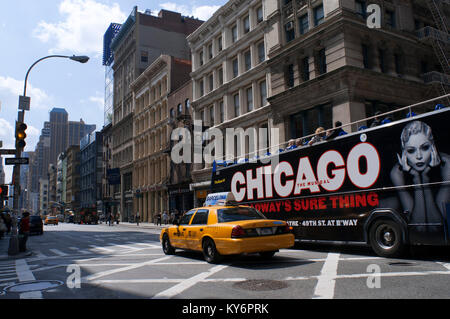 Reisebus mit Touristen Sightseeing in New York City, NEW YORK CITY. Chicago Das Musical Werbung. New York City Manhattan USA Stockfoto