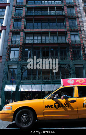 Yellow Cab in Mango Store auf Broome Street in Sänger Gebäude in SoHO in Manhattan New York Straßen Stockfoto