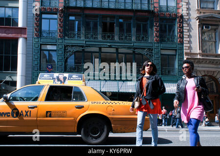 Yellow Cab in Mango Store auf Broome Street in Sänger Gebäude in SoHO in Manhattan New York Straßen Stockfoto