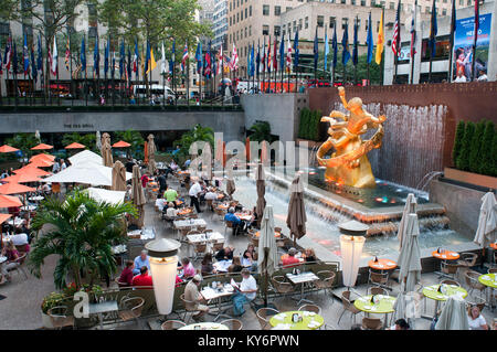 Bars und Restaurants in Rockefeller Center und Prometheus Statue in Manhattan, New York City, New York, USA. Stockfoto