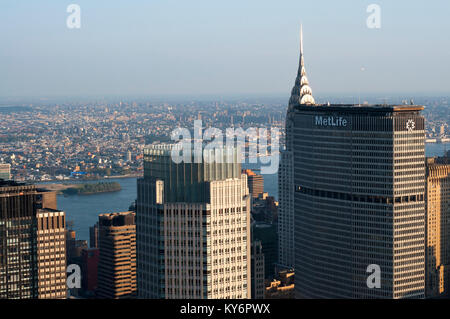 Blick auf untere Midtown mit Metlife Building im Vordergrund und hinter das Chrysler Building. Stockfoto
