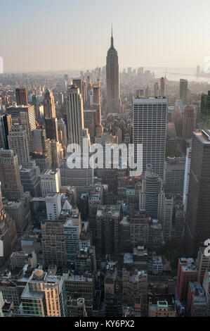 Blick auf untere Midtown mit Empire State Building Manhattan New York USA Stockfoto