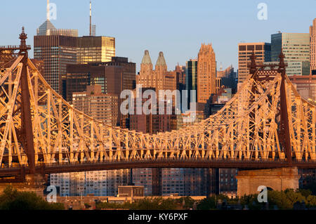 Queensboro Bridge, Manhattan Skyline von Queens, New York, USA gesehen Stockfoto