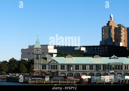 Riesige Wolkenkratzer waterfront vom Battery Park und Flugsteig A Manhattan New York USA Stockfoto