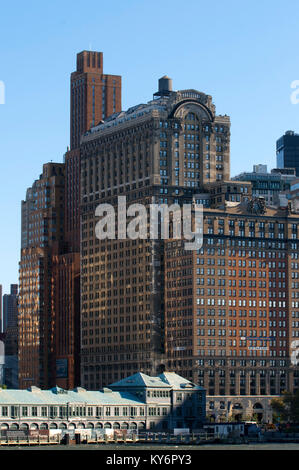 Riesige Wolkenkratzer waterfront vom Battery Park und Flugsteig A Manhattan New York USA Stockfoto