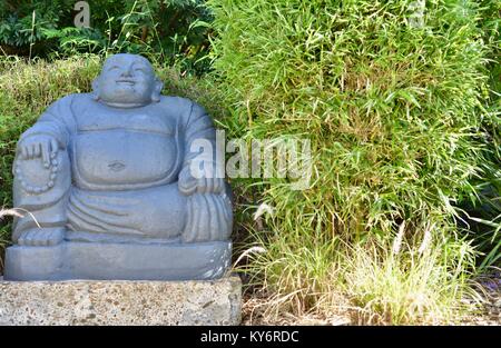 Große konkrete Buddha Statue Funktion Stück in einem Vorort Garten, Sunshine Coast, Queensland, Australien Stockfoto