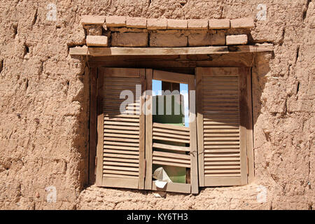 Fenster und Red brick wall von Haus Stockfoto