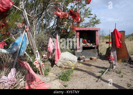 Katholischen Schrein und roten Fahnen in der Nähe der Straße in Argentinien Stockfoto