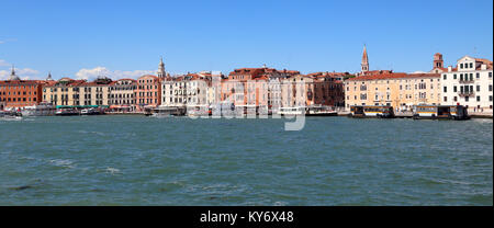 Venedig, Italien - 14 Juli, 2016: Viele Häuser und Boote in der Lagune von Venedig Stockfoto