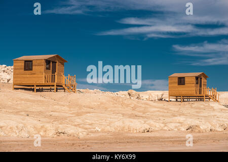 Kleine Holz- Baden Haus auf einem weißen Sandstrand. Stockfoto