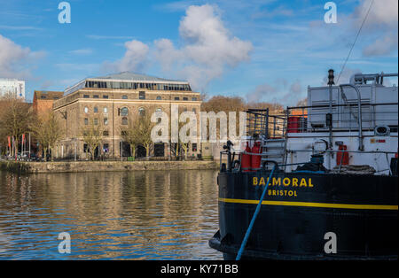 Hafen von Bristol Arnolfini Gebäude und der MV Balmoral Stockfoto