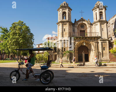 Havanna, Kuba - Dezember 3, 2017: Kirche des Heiligen Christus von Gute Reise (Iglesia del Santo Cristo del Buen Viaje), um die Altstadt von Havanna und bicytaxi (Kuba) Stockfoto