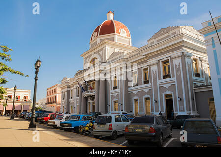 Cienfuegos, Kuba - Dezember 7, 2017: Cienfuegos Städtischen Palast und geparkte Autos Stockfoto