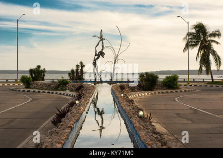 Cienfuegos, Kuba - 7. Dezember 2017: Eisen Skulptur auf dem Brunnen von Punta Gorda am Ende der Pier von Cienfuegos Stockfoto