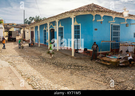 Trinidad, Kuba - 8. Dezember 2017: Das wahre Leben auf der Straße von Trinidad am Morgen Stockfoto