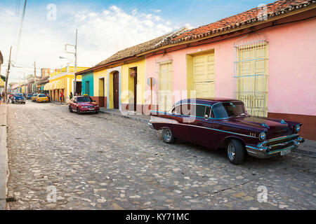 Trinidad, Kuba - 8. Dezember 2017: Das wahre Leben auf der Straße von Trinidad in den Nachmittag mit Menschen und klassischen Auto Stockfoto