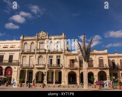 Havanna, Kuba - 11. Dezember 2017: alte Hauptplatz (Plaza Vieja) in die Altstadt von Havanna mit Touristen an einem sonnigen Tag. Stockfoto