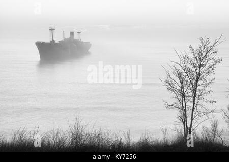 Schönen sonnenaufgang Haze mit einem griechischen Schiffbruch Evangelia am Ufer des Schwarzen Meeres in der Nähe von turda, Rumänien. Stockfoto