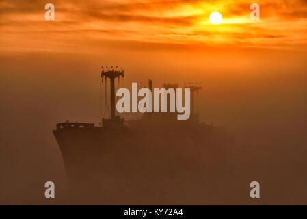 Schönen sonnenaufgang Haze mit einem griechischen Schiffbruch Evangelia am Ufer des Schwarzen Meeres in der Nähe von turda, Rumänien. Stockfoto