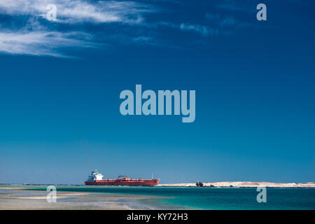 Red cargo Schiff im Roten Meer Stockfoto