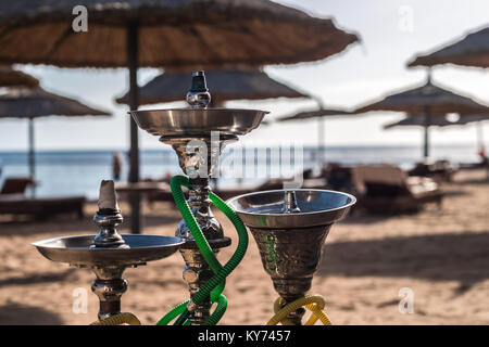 Drei luxus Shisha Wasserpfeife am Sandstrand von Roten Meer in Sharm El Sheikh, Ägypten. Close-up Stockfoto