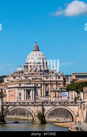 Blick auf St. Peter Basilika nach der Heiligsprechung von Papst Johannes XXIII. von Ponte Umberto I Stockfoto