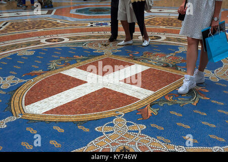 Die Galerie Vittorio Emanuele Innenraum, Mailand, Italien. Wappen des Hauses Savoyen dargestellt auf den Mosaikboden in der Galleria Vittorio Emanuele II. Stockfoto