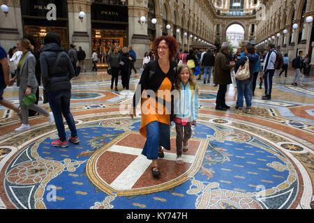 Die Galerie Vittorio Emanuele Innenraum, Mailand, Italien. Wappen des Hauses Savoyen dargestellt auf den Mosaikboden in der Galleria Vittorio Emanuele II. Stockfoto