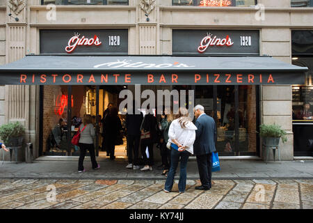 Gino's Pizzeria außen in der Nähe der Piazza del Duomo Mailand Lombardei Italien Europa. Stockfoto
