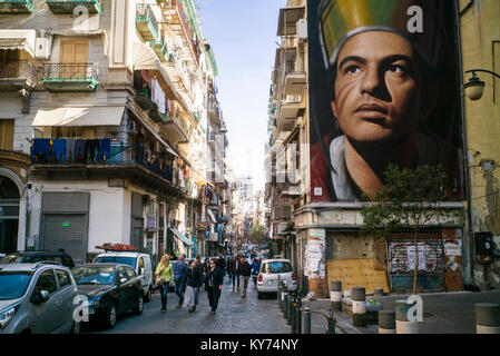 Neapel. Italien. Ein Bild von San Gennaro, dem Schutzpatron der Stadt, von dem Künstler Jorit Agoch, 2015, in die Forcella Bezirk. Stockfoto